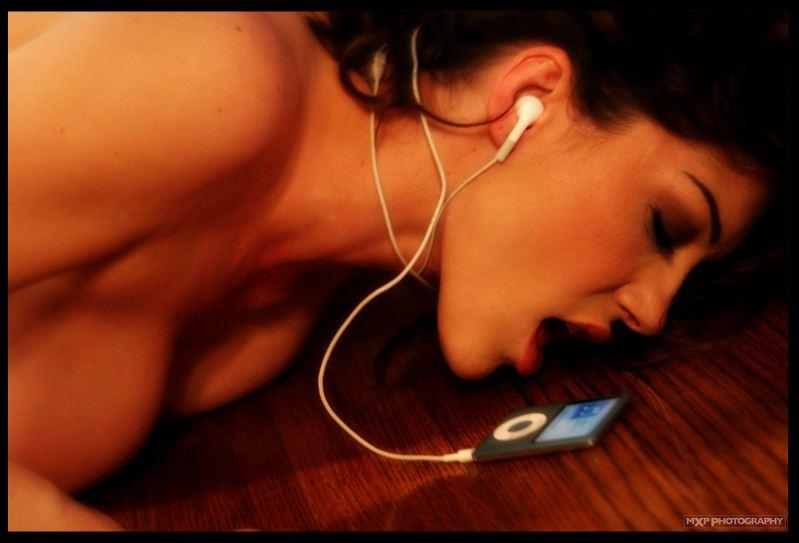 Ruby Ryder shares nude woman with music in ear buds